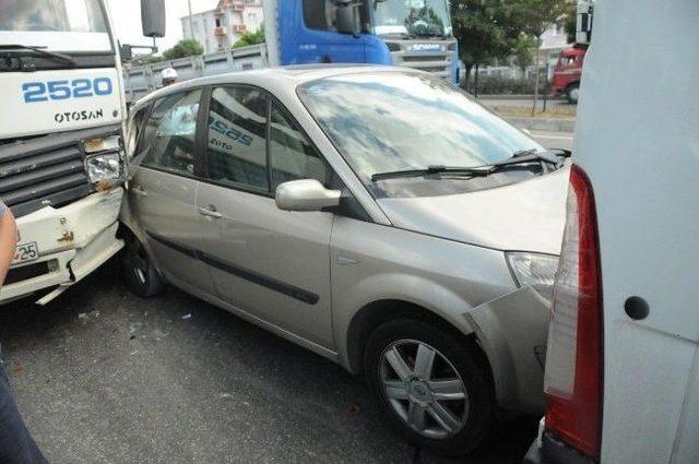 Freni Patlayan Tanker Kırmızı Işıkta Duran Otomobile Çarptı