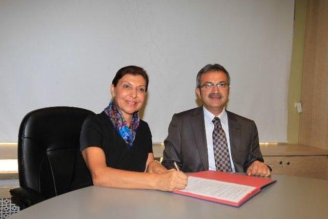 4. Uluslararası Gebze Kurtuluş Hamlesi Satran&ccedil; Turnuvası İ&ccedil;in İmzalar Atıldı 2