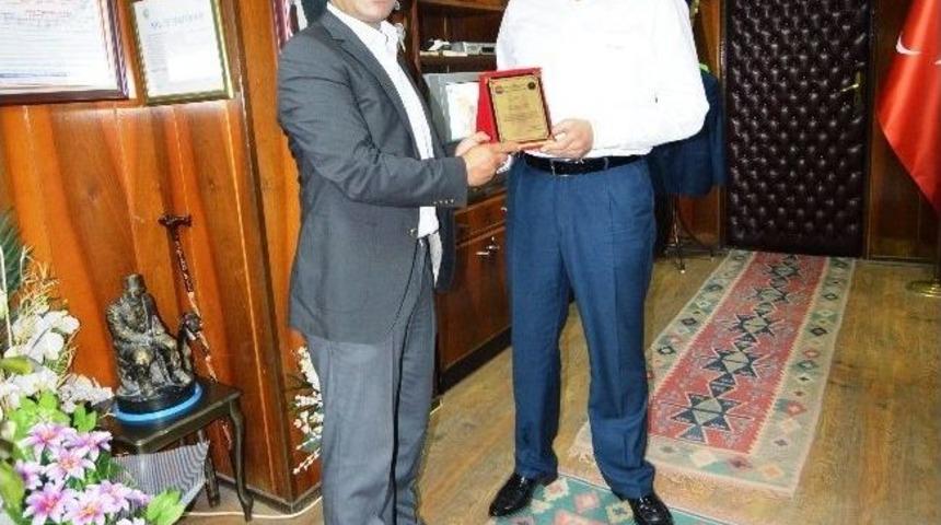 Ceyhan Afet Arama Kurtarma Derneği&rsquo;nden Başkan S&ouml;zl&uuml;&rsquo;ye Plaket
