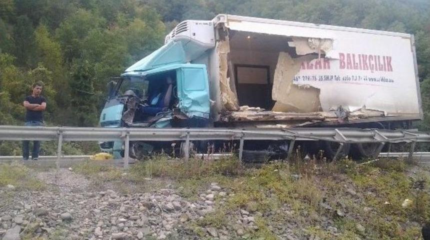 İki Kamyon &Ccedil;arpıştı: 1 Yaralı