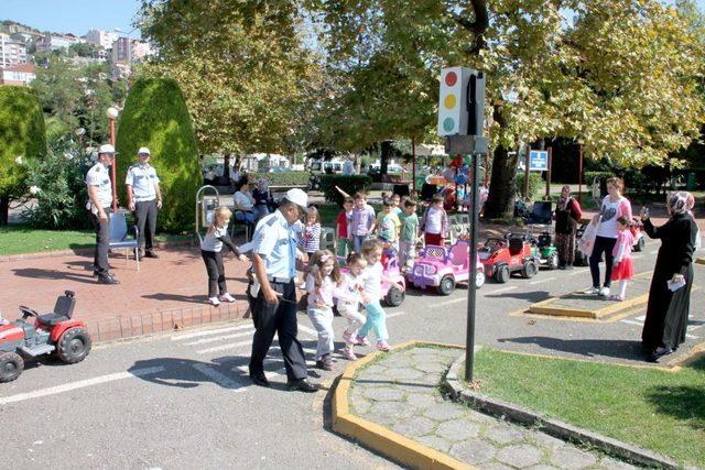 Minik Öğrenciler Trafik Kurallarını Öğrendi