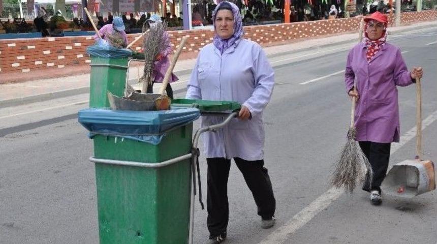 Temizlik İşlerinde &Ccedil;alışan Kadınlar Zoru Başarıyor
