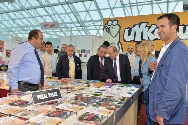 Vali Öztürk Kitap Fuarı’nı Ziyaret Etti