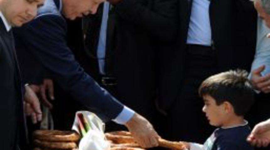 Başbakan, Vatandaşa Simit Dağıttı