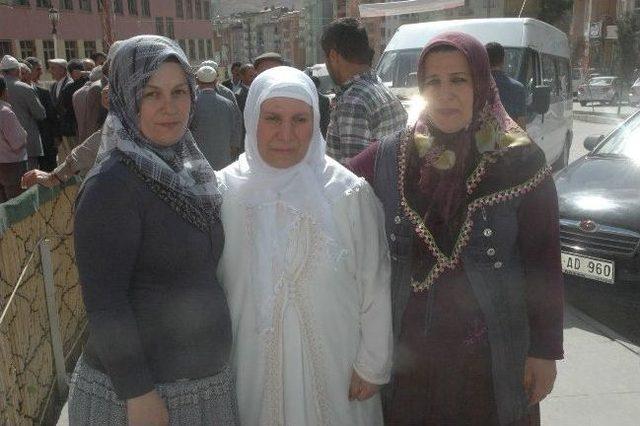 Hakkari Hacı Adaylarını Uğurladı