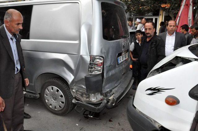 Tatvan’da Zincirleme Trafik Kazası: 2 Yaralı