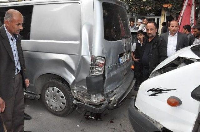 Bitlis'te Zincirleme Trafik Kazası: 2 Yaralı