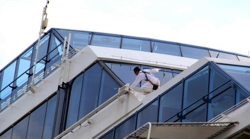 L&uuml;ks Yolcu Gemisinde Cam Temizliği