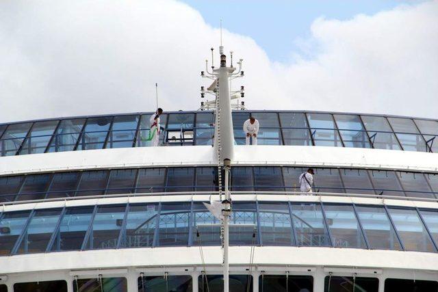 L&uuml;ks Yolcu Gemisinde Cam Temizliği 1