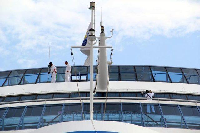 L&uuml;ks Yolcu Gemisinde Cam Temizliği 2