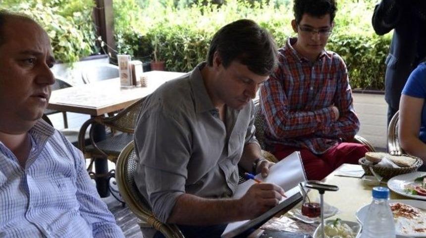 Ertuğrul Sağlam&rsquo;dan Down Sendrolmuların &Ccedil;alıştığı Kafeye Ziyaret