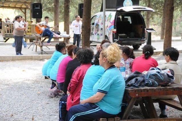 Manisa'da Akıl Hastaları Süreyya Parkı’nda Eğlendi