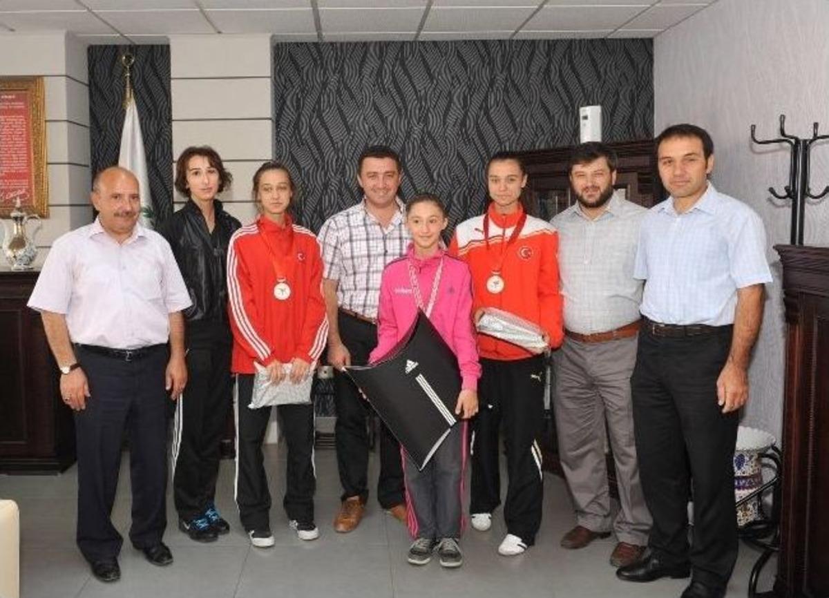 Belediye Başkan Vekili Bakıcı Şampiyon Sporcuları &Ouml;d&uuml;llendirdi