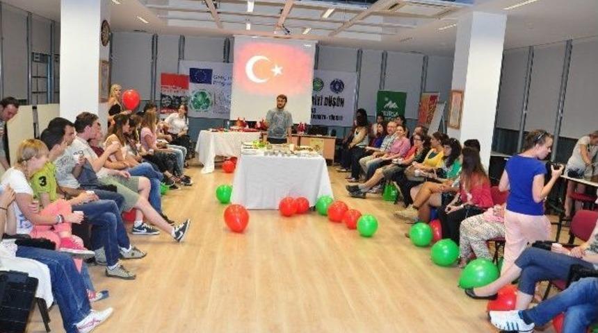 Gen&ccedil;lik Meclisi Yabancılara T&uuml;rk K&uuml;lt&uuml;r&uuml;n&uuml; Tanıttı