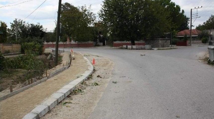 Arifiye'de Yol Ve Kaldırım &Ccedil;alışmaları Devam Ediyor