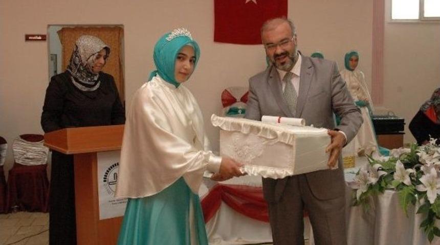 Yenişehirli Hafızlar Ta&ccedil;larını Giydi