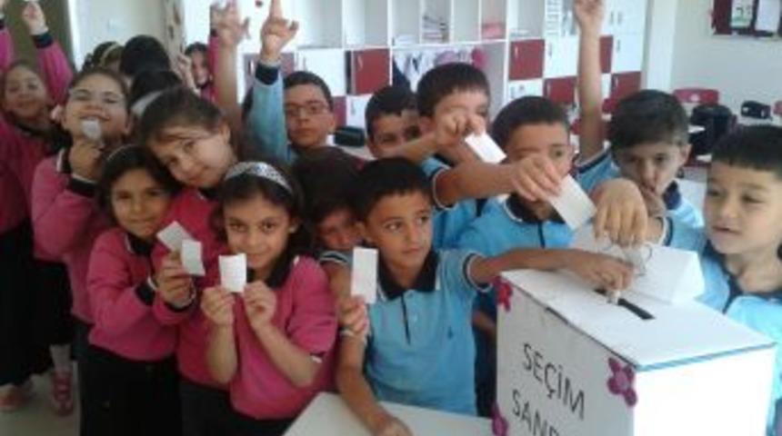 Minik &Ouml;ğrenciler Demokrasiyi &Ouml;ğrendi