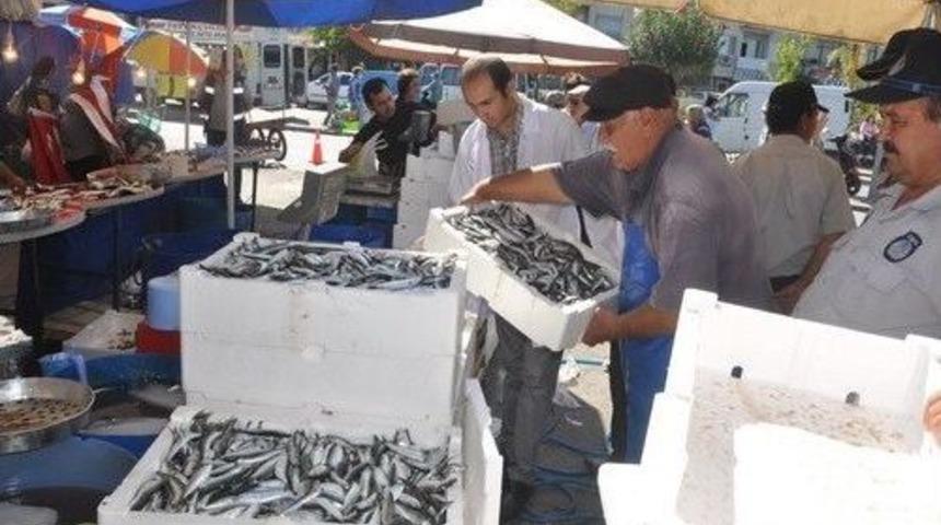 Salihli'de Zabıta Ekipleri Balık Tezgahlarını Denetledi