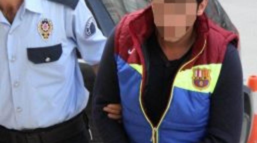 Aracında Silah Ele Ge&ccedil;en Gen&ccedil; G&ouml;zaltına Alındı