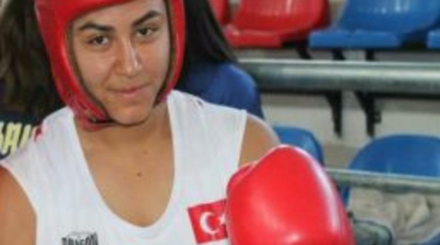 Balıkesirli Bayan Boksör Dünya Şampiyonasına Katılacak