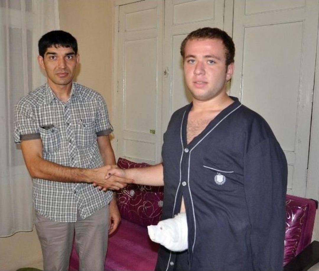 Parmağını Hastaneye Yetiştiren Polislerle Buluştu