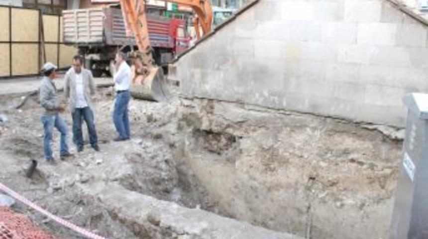 Kaldırım Altından Bina Kalıntısı &Ccedil;ıktı