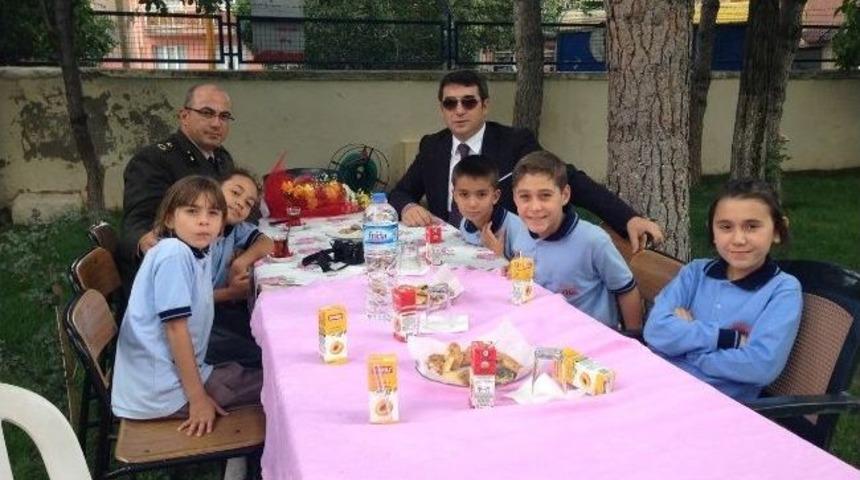 Kula Garnizon Komutanı'na &Ouml;ğrencilerden Ziyaret