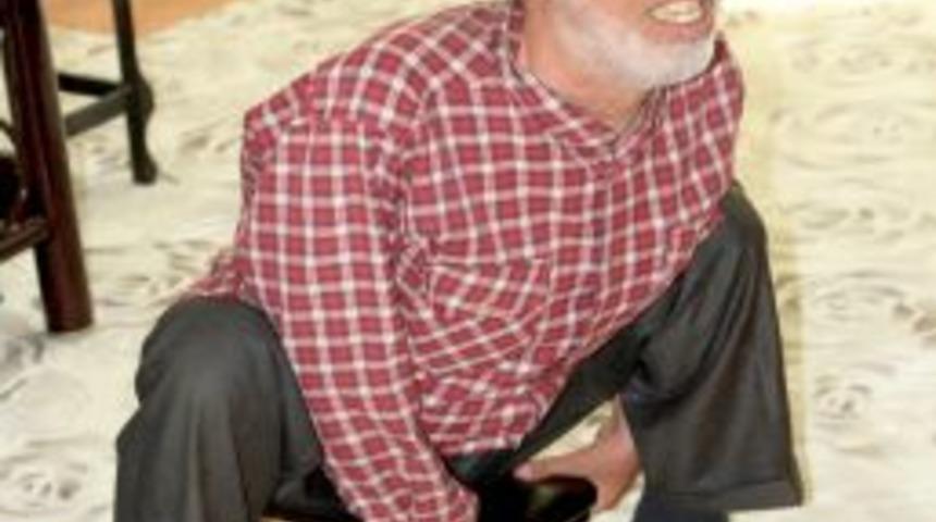 Engellerini Aştı, Tek Eliyle Iki Kitap Yazdı