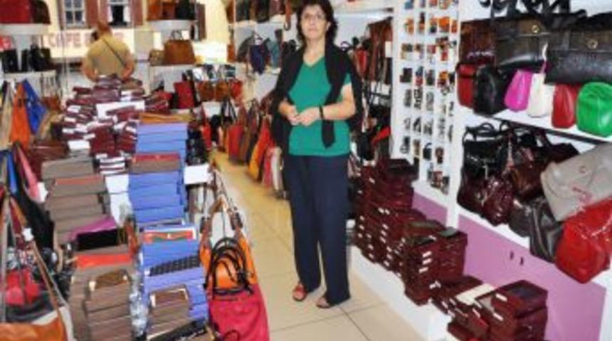 Turist Kadın Hırsızlık Yaparken G&uuml;venlik Kameralarına Takıldı