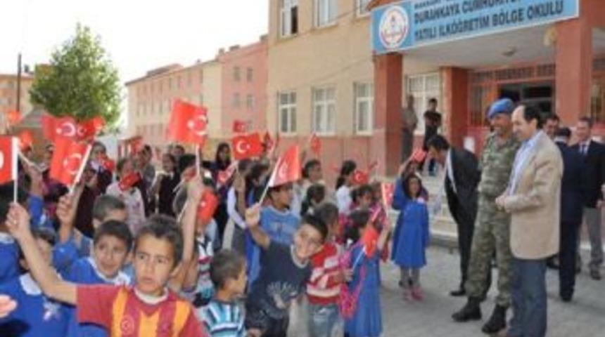 Hakkari Valisi 'T&uuml;rkiyem Canım Benim' Şarkısıyla Karşılandı