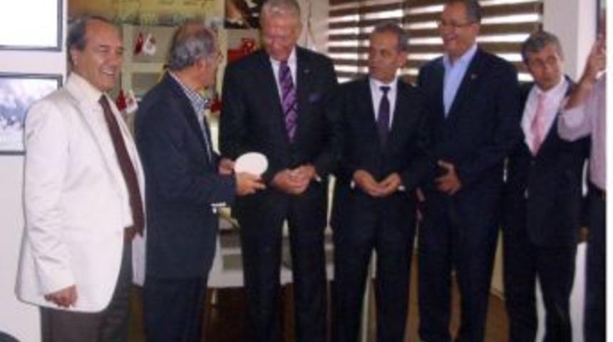 Eskişehir Gazeteciler Cemiyeti&rsquo;nden Uğur D&uuml;ndar&rsquo;a &Ouml;d&uuml;l