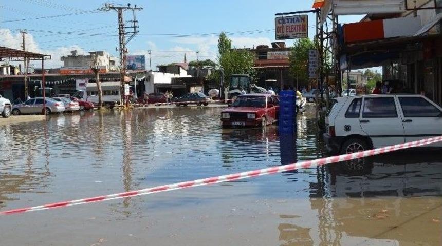Ceyhan&rsquo;da Sağanak Yağmur Hayatı Olumsuz Etkiledi