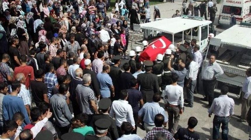 Otomatik Kapıya Sıkışarak Can Veren Asker Toprağa Verildi