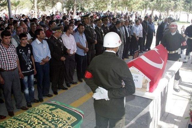 Otomatik Kapıya Sıkışarak Can Veren Asker Toprağa Verildi