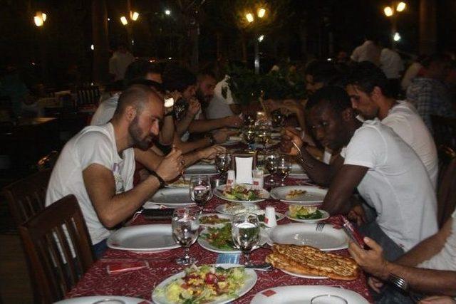 Mersin İdmanyurdu'lu Futbolcular Moral Yemeğinde Bir Araya Geldi