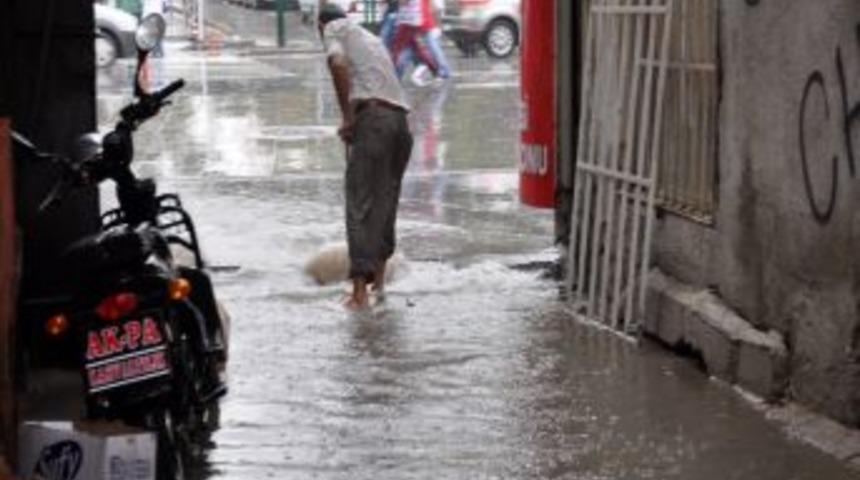 Niğdeliler Sağanak Yağmura Hazırlıksız Yakalandı