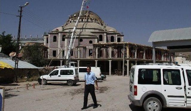 Muradiye Merkez Camii’in Kubbe Betonu Döküldü