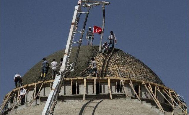 Muradiye Merkez Camii’in Kubbe Betonu Döküldü