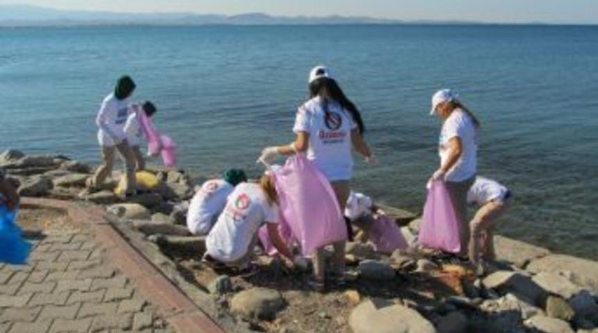 Edremit K&ouml;rfezi'nin G&ouml;n&uuml;ll&uuml; Temizlik El&ccedil;ileri Sahillerde &Ccedil;alışmaya Başladı