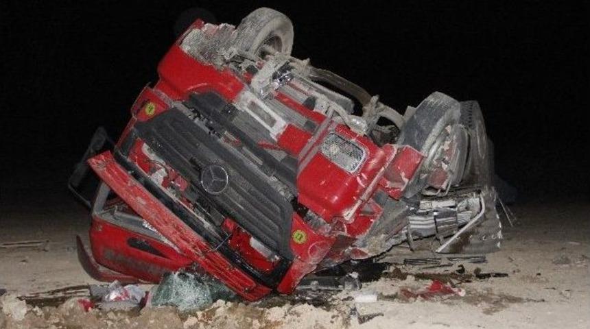 Freni Patlayan Mermer Y&uuml;kl&uuml; Tır Devrildi: 2 Yaralı