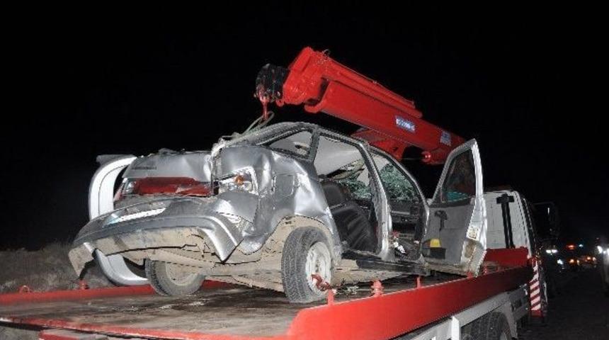 Eskişehir&rsquo;de  pancar y&uuml;kl&uuml; kamyon otomobille &ccedil;arpıştı: 1 &ouml;l&uuml;, 1 yaralı