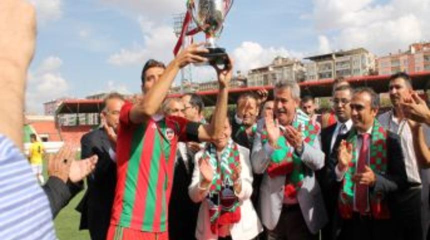 Yeni Diyarbakırspor Şampiyonluk Kupasını Aldı