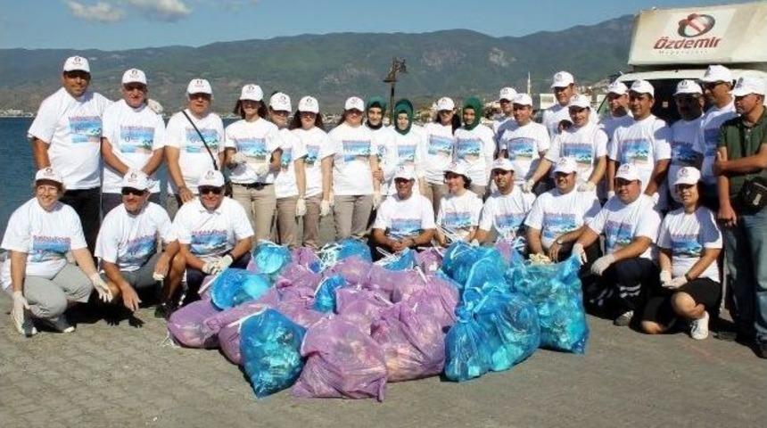 Altınkum Sahilini El Birliğiyle Temizlediler