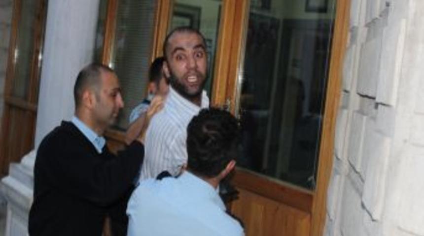 Şişli’de karakola götürülmek istenen şahıs polislere zor anlar yaşattı