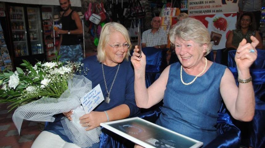 Bel&ccedil;ikalı Gelin, Annesinin Şiirlerini Kitaplaştırarak S&uuml;rpriz Yaptı