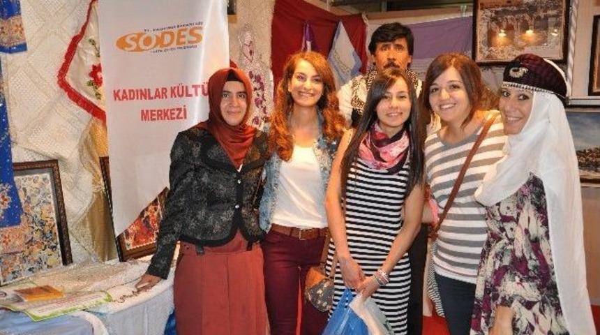 Derik Kadın K&uuml;lt&uuml;r Merkezi Kursiyerlerinin Eserleri Ankara'da Sergilendi