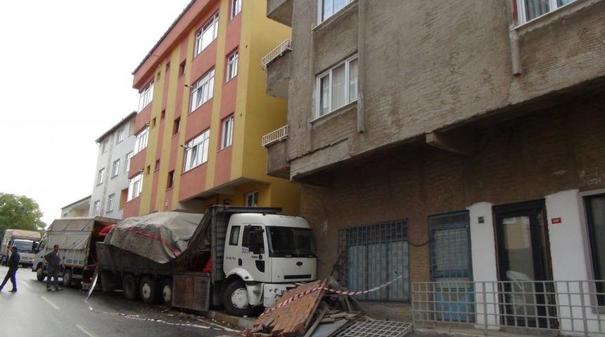 Soğan Y&uuml;kl&uuml; Kamyon Binaya &Ccedil;arptı