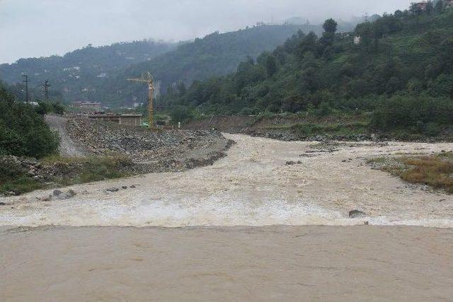 Rize’de Şiddetli Yağış Hasara Yol Açtı