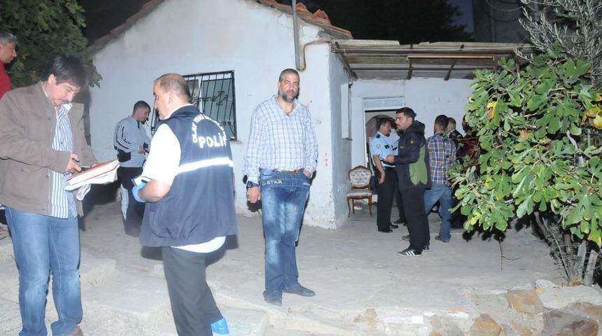 Suriyeli Adam İzmir&rsquo;de Karısını Kalbinden Bı&ccedil;aklayarak &Ouml;ld&uuml;rd&uuml;