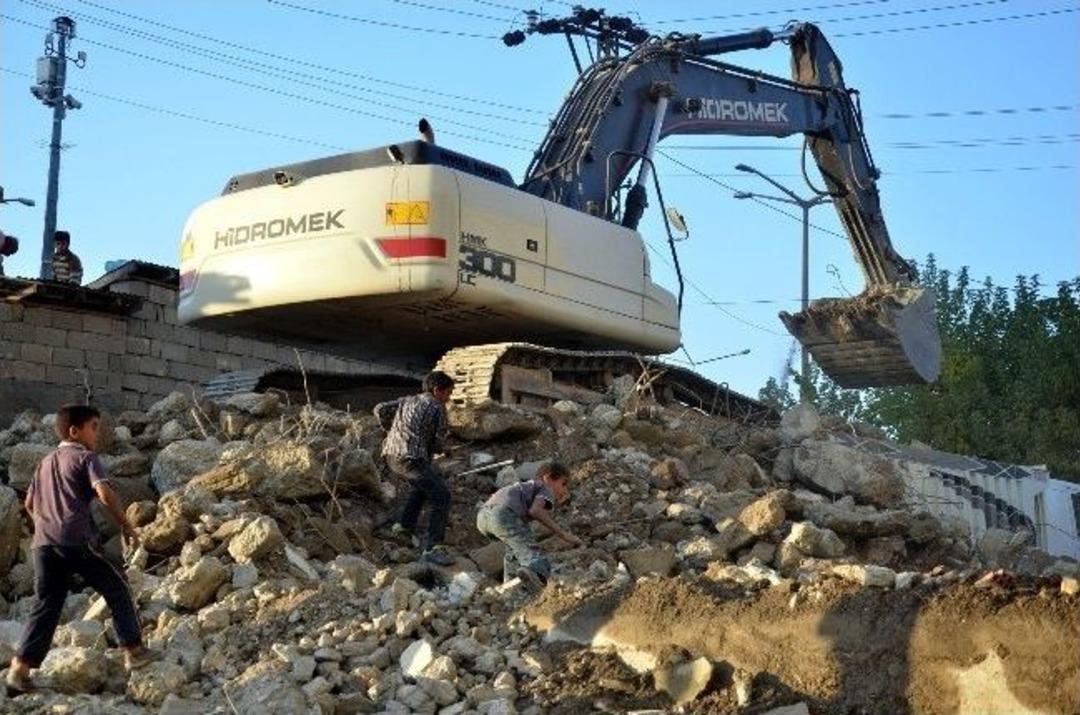 Banka Enkazından Okul Har&ccedil;lıklarını &Ccedil;ıkarıyorlar